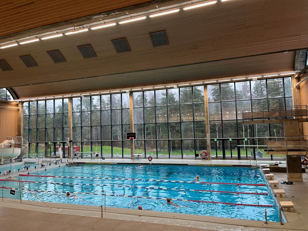 Simhallen vid ett&nbsp;vägskäl